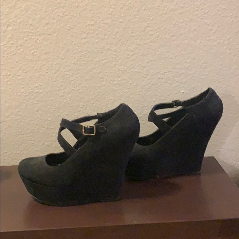 Black wedges
